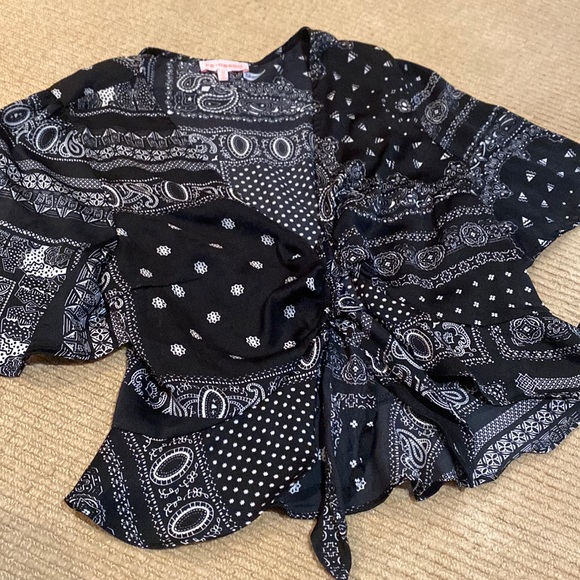 4/$10✨ bandana print crop tie up blouse - Picture 1 of 2